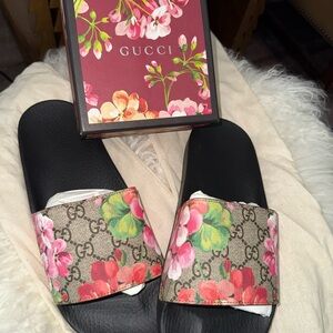 Gucci Women's Floral GG Slide Sandals - Black and Pink